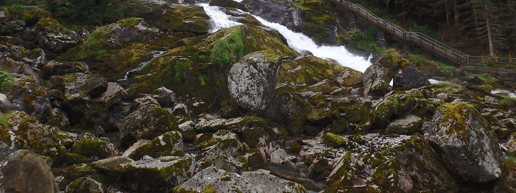 kantsoner i øvre del. Figur 22. Storfossen, sett nedenfra, fra østsiden av elva. Foto: Geir Gaarder.