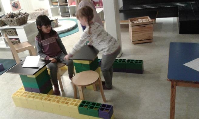 På byggerommet har vi bygget lekestativene til en av skolene og denne leken utviklet seg