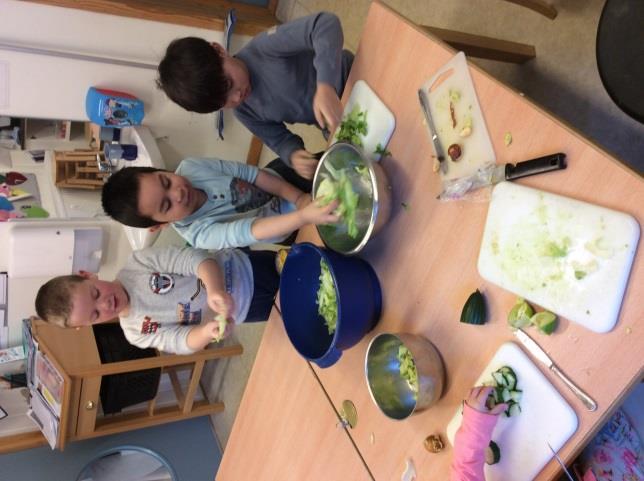 Vi har også laget salat med avokado i som vi hadde som tilbehør til fiskekakene. I april skal vi ha byggryn som månedens smak.