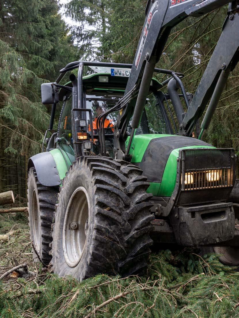 DEKK TIL TO SKOGSTRAKTORER NOKIAN TRACTOR KING TRAKTORDEKK TIL TUNGT SKOGSARBEID, MASSETRANSPORT OG VEIARBEID DEKK TIL TO SKOGSTRAKTORER MED KJØRING PÅ VEIEN I HØY HASTIGHET Revolusjonerende