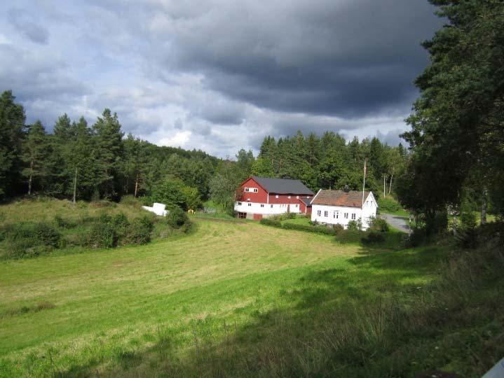 4 c) «Blågestad», sefrak 0906-1102-045, gnr. 56, bnr. 3. Våningshus bygd 1860 «Blågestad», med kulturlandskapet ned mot Blågestadvannet. Foto AK.