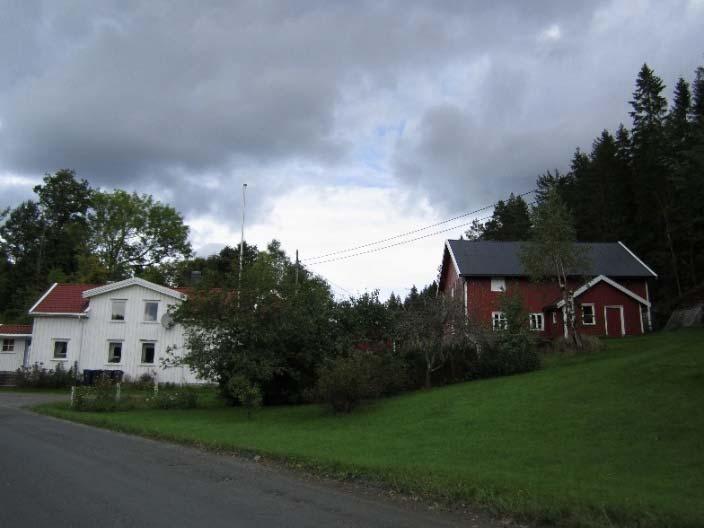 1, våningshus og potetkjeller, bygd 1860 «Stupind». Foto AK.