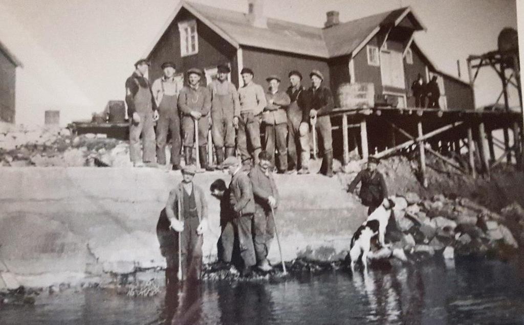 rundt 1906 (basert på foto som viser bygget under oppføring). Brygga står på sin opprinnelige plass men tilbygget til hovedhuset er noe ombygget.