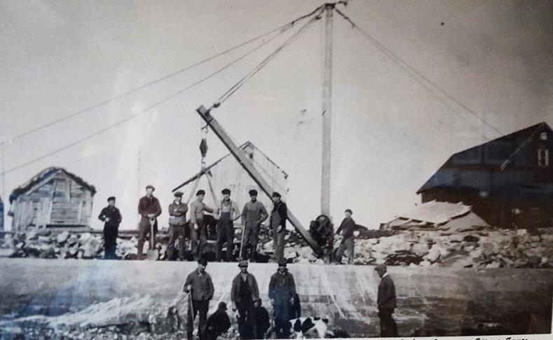 Når det gjelder bygningsmasse i havneområdet er det store endringer siden 1930-tallet. Et større bygg nærmest brygga kalt «mel-lageret» er for lengst revet. Det samme gjelder noen av naustene.