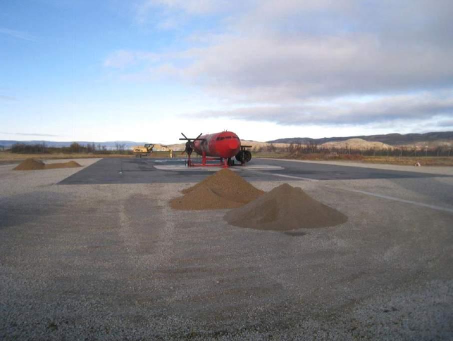 Figur 7-2. Brannøvingsfeltet sett mot nord. Kilde: DP2 7.2.1 Terreng- og strømningsanalyse for området Flyplassen ligger på elveavsetninger dominert av sand- og grusavsetninger.