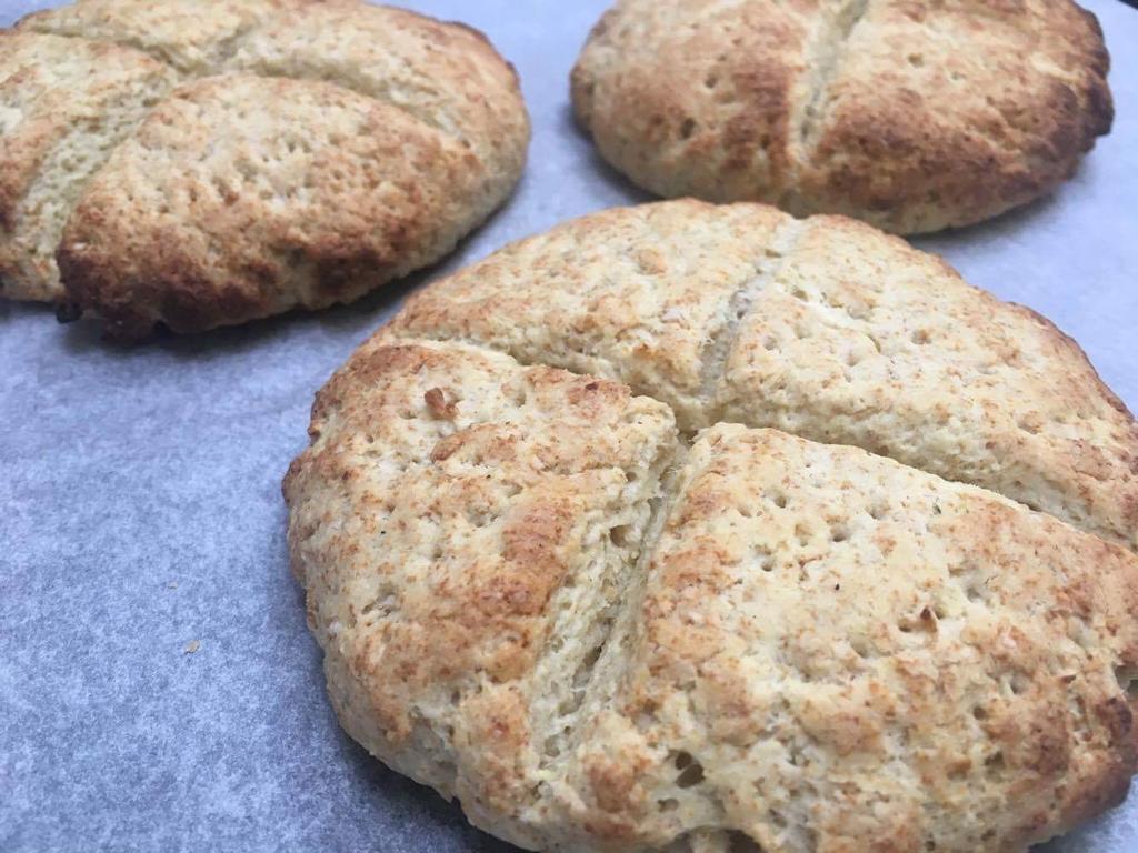 Glutenfrie scones Nybakte scones med smør og syltetøy er noe av det beste som finnes.