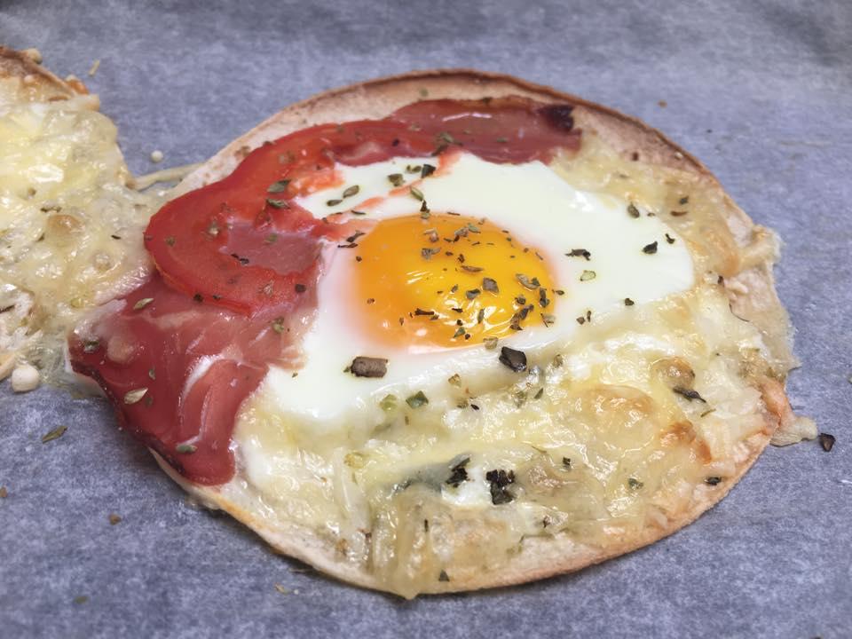 Pizza er aldri feil. Heller ikke til frokost. Gjerne med egg og bacon på.