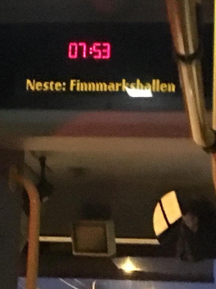 I dag var det skikkelig kaldt (minus 15) Heldigvis har jeg lært meg til å ta den første bussen som kommer, selv om det er en buss som ikke er i ruteplanen til Snelandia (siden det er en skolebuss)