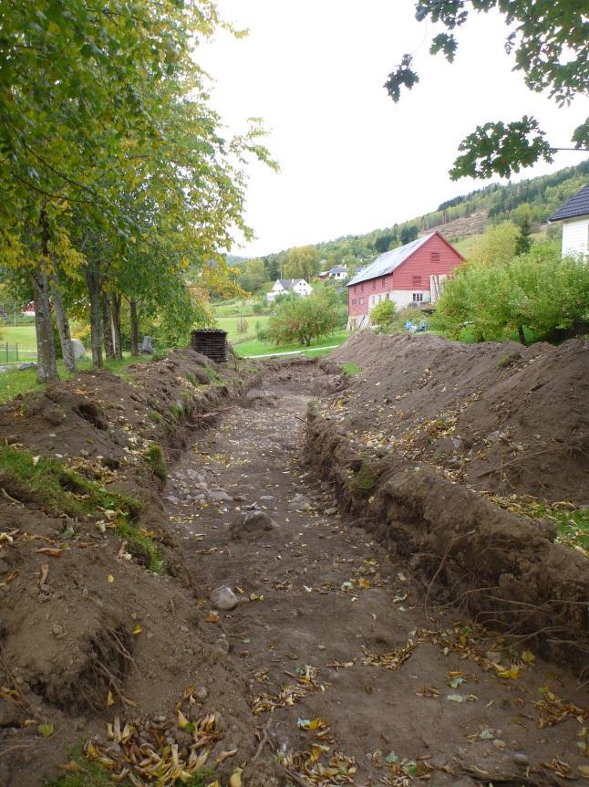 strukturen, undergrunnen er gråbrun sandbladet silt.