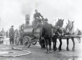 Historikk Dampsprøyte forspent med hester, ca. 1875. Bildet er hentet fra Brannmuseet i Oslo. Norge har hatt det vi kan kalle brannlovgivning helt siden Gulatingsloven på 1100-tallet.