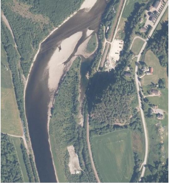 Side 15 Figur 3: Flyfoto over området som viser elvekilen med to utløp (kilde: notatet «Grunnvannsuttak ved Steinshaugen og forhold til nasjonalt laksevassdrag», utarbeidet av Asplan Viak).