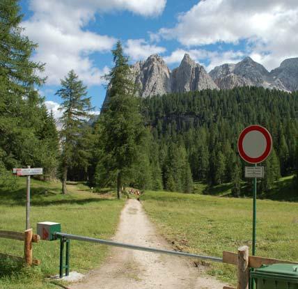 Her er flere luftige partier med vaiere til å holde seg i. Snart ser vi hytten Rifugio Vandelli, mens det turkisfargede Lago del Sorapis ligger rett fram (1).