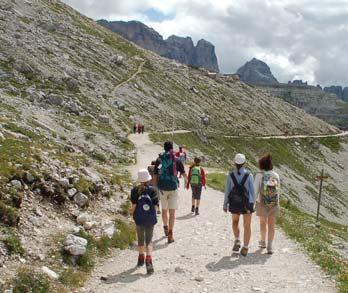 Følg denne 15 veien helt til du kommer til toppen av passet (Forcella Lavaredo). Fra skaret ser vi Rif. A. Locatelli der framme ().