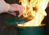 Sløkkjing av brann i olje Smultkoking og frityrsteking er særlig brannfarlig på grunn av høg temperatur (230 gr). Dersom olja antenner, bruk aldri vatn mot flammane.