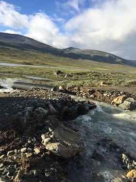 Skadene oppstog som følgje av høg temperatur med stor avsmelting på breen, i kombinasjon med styrtregn natt til søndag 29. juli.