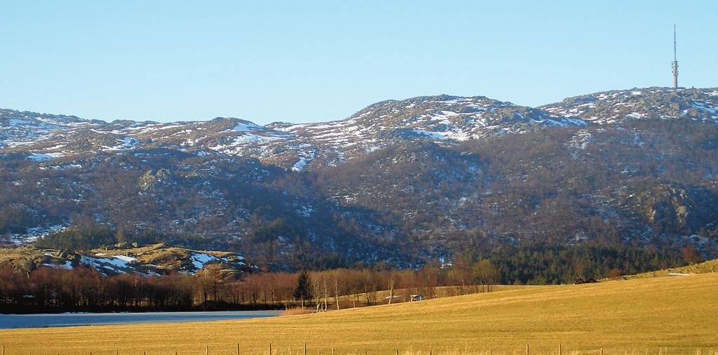 Laksesvelafjellet og telekommunikasjonstårnet på Urdalssnipa sett fra Bue, nordøst for fjellet.