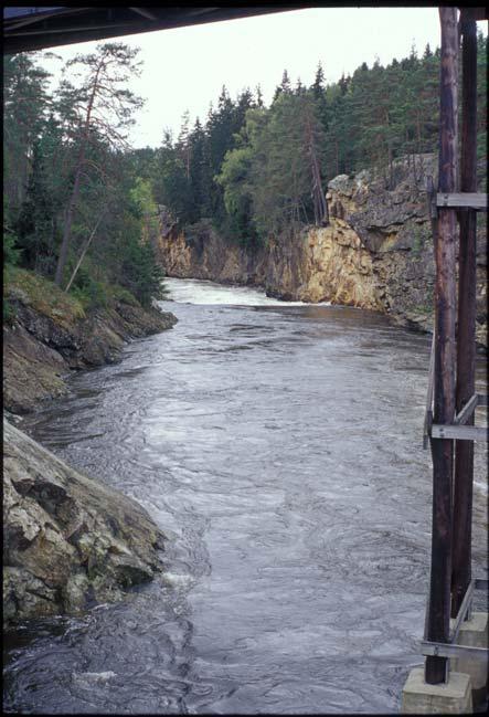 11 slippes 20 m 3 s -1 i Ågårdselva, og ved vannføringer i Glomma under 670 m 3 s -1 følges igjen den gamle reguleringskurven.