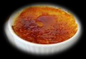 Creme Brulee 6 porsjoner 2 dl kremfløte 2 dl melk 75 g sukker 4 eggeplommer 75 g brun sukker Snitt vaniljestangen på langs og skrap ut frøene.