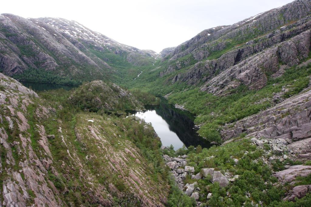 2 1.3 Geografisk plassering av tiltaket Myrbærdalsvatna (REGINE eining 0.85.5CA) ligg i Flora kommune i Sogn og Fjordane. Øvst i Myrbærdalen ligg Øvre Myrbærdalsvatnet.