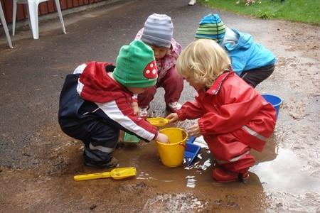 Tospråklig assistentens rolle og ansvar: Tospråklige assistenter har egen arbeidsbeskrivelse. Se side 6 Samarbeide tett med pedagogisk leder og gjennomføre planer som er avtalt med barnehagen.