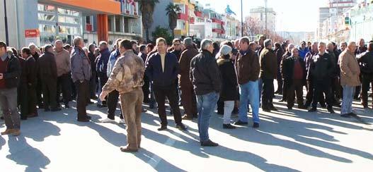 N FIER jë ditë pas dek laratës së ministrit të Financave, Arben Ahmetaj, drejtuar naftëtarëve të Ballshit dhe Fierit për të aplikuar për pagesën e papunësisë, ata janë ngritur në protestë.