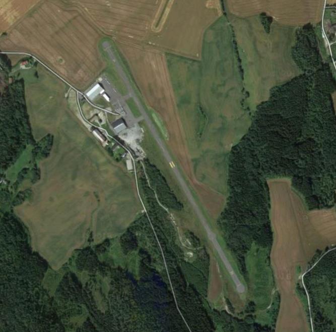 Figur 3-9: Rakkestad flyplass Figur 3-10: Eggemoen Kilde: Google Earth Kilde: Google Earth 3.4.