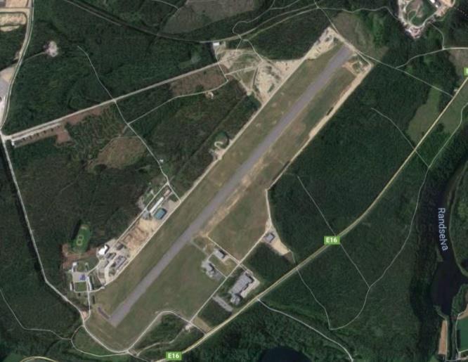 utvikling. Rullebanen er ca. 2 100 m lang og det er gitt konsesjon på inntil 15 200 flybevegelser hvorav 1/3 benyttes. Flyplassen har beskjeden flyklubbvirksomhet i dag.