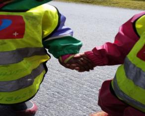 Årstida gir oss muligheten til variasjon, bruk av fantasi, motoriske utfordringer og prosesser med naturens egne elementer.