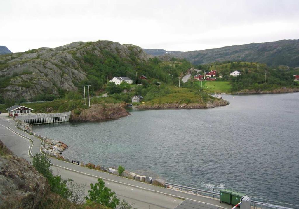 5. KONSEKVENSER AV UTBYGGINGEN 5.1 LANDSKAP. Figur 8 Utsikt mot sørøst fra Jektvik fergekai. Fjellryggen i bakgrunnen på bildet er den vestlige delen av Seiskallåfjellet vindpark. (Foto: Steinar S.