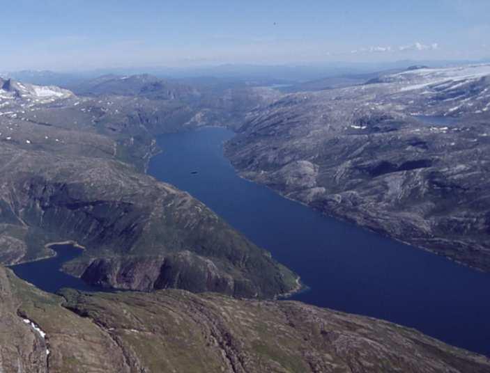 Figur 9 Utsikt fra Seiskallåfjellet mot Melfjorden. Planlagt 132 kv kraftlinje vil følge eksisterende 22 kv linje i det åpne landskapet på høyre side (sørsiden av fjorden) innover til Melfjordbotn.