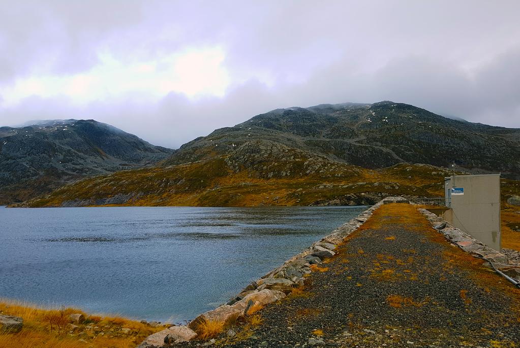 HVOR KOMMER VANNET VÅRT FRA? Her er et bilde av drikkevannet vårt! Dette er Øvre Langvann i Simavika på Ringvassøya. Bor du på Tromsøya eller på fastlandet kommer drikkevannet ditt herfra.