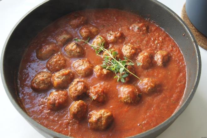 Italienske kjøttboller i tomatsaus Til kjøttboller trenger du: 400 gram kjøttdeig 1 ts salt ½ ts pepper 1 ts tørket oregano 2 ss strøkavring 1 egg 1. Bland salt, krydder og strøkavring med kjøttdeig.