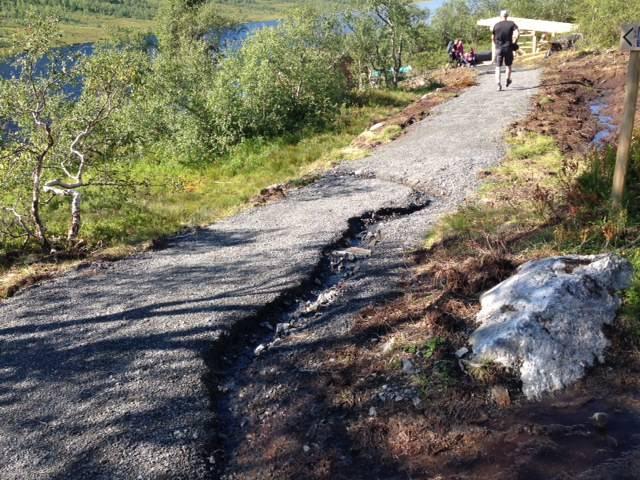 Her er ny tursti til vatnet på plass, men mye