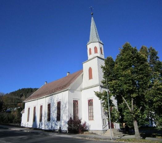 Kirken ble innviet 23. oktober 1887 og er en nygotisk langkirke i tre med våpenhus i tårnfoten og sakristi i forlengelsen av koret (bilde 6-11).