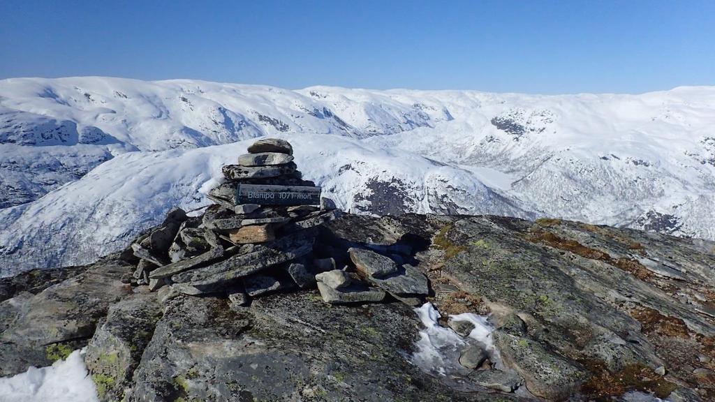 Foto 15 Frå Blånipa mot «Taket» i Modalen vinterstid. Foto: Torill Refsdal Aase, Bergen og Hordaland Turlag.