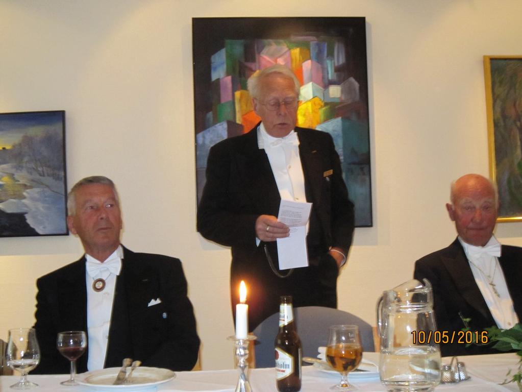 Ritualet ble gjennomført på en trygg og elegant måte. Over: Fung OM Knut Pedersen hyller de to nye veteranene. Øverst til h.