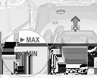 Lukke Senk panseret og la det falle inn i låsen fra lav høyde (20-25 cm). Kontroller at motorpanseret er låst. Merk Ikke press panseret inn i låsen, slik at bøying unngås.