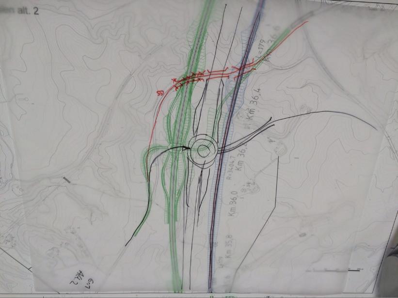 3.3.2 Sørlig løsning mot Prestmoen Trafikktall tilsvarende som i nordlig løsning. Oval rundkjøring over kryss med rv. 35 a,b c a,b Figur 9: Tegning 5.