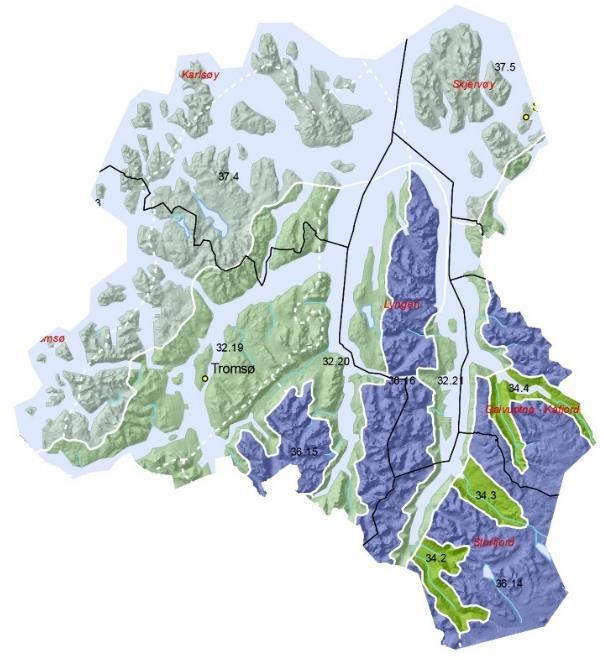 Fjordene er brede ved munningen mens lenger inn i landet er fjordarmen smal, ofte med godt innsyn til motsatt bredde. Mellom fjordflaten og fjellfoten finner vi ofte en smal strandflate.