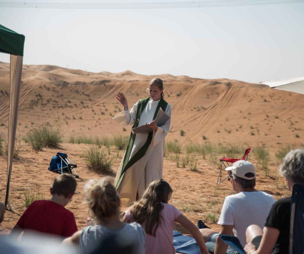 Sjømannsprest Elisabeth Løvlien holder gudstjeneste i ørkenen i Dubai. Rom for tro Arbeidet rettet mot barn og unge er et av fokusområdene i strategien.
