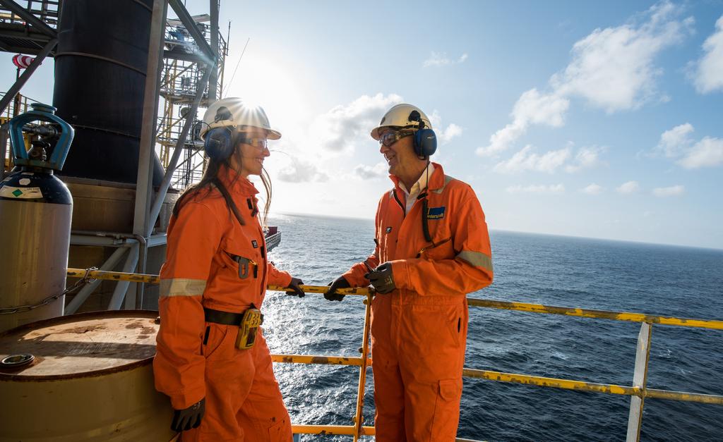 Sjømannsprest offshore, Annstein Lothe i prat med sikkerhetsleder, Monica Østerhus om bord oljeplattformen Brage i Nordsjøen.