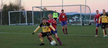 Av Eirik Arntsen Kvelden da hele bygda rykket opp Det blåser en kald vind over Riska Stadion. Kun to serierunder gjenstår av 2014- sesongen. Den neste kampen er alltid den viktigste, sies det.