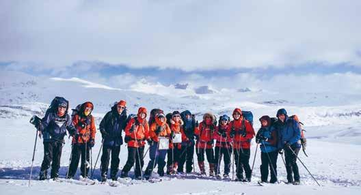 Vestre del av Hardangervidda er kupert, og en av Norges største breer, Hardangerjøkulen, ruver i nordvest. Den karakteristiske Hårteigen, 1690 moh, er selve veiviseren.