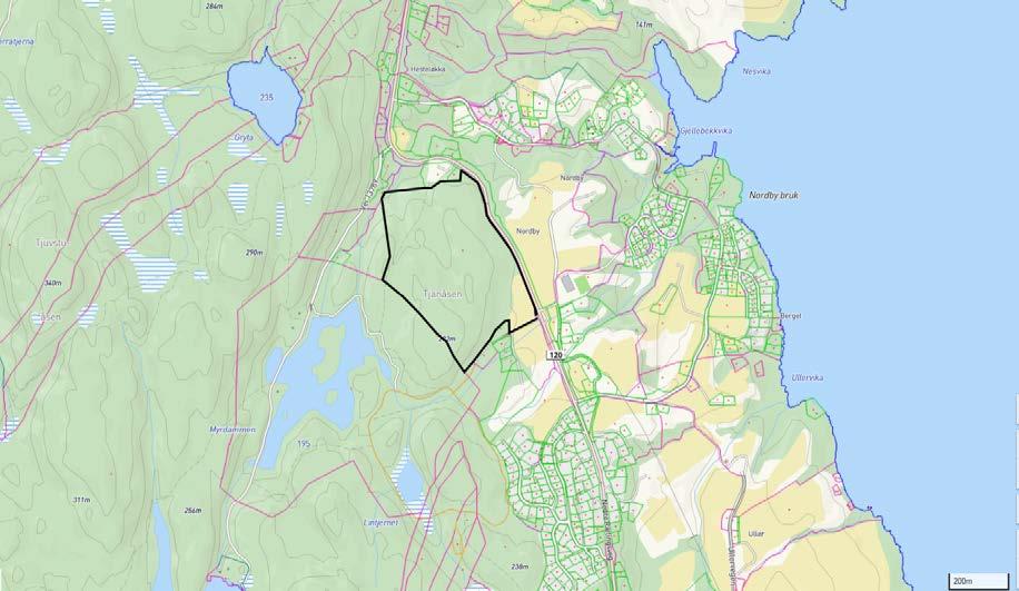 Øst og sørøst for kollen ligger noen spredte småhusområder kombinert med jordbruksområder. I øst ligger også fv 120, og enda lenger mot øst ligger Nordby Bruk og Øyern.