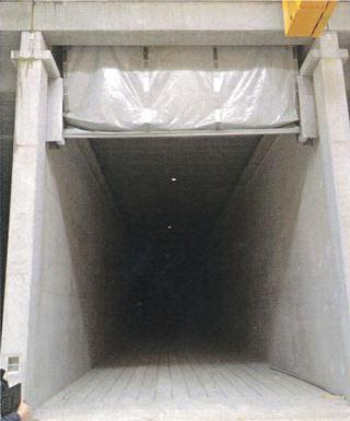 Kompostmateriale plasseres i tunnelen og tas ut ved frontlaster når det er ferdig