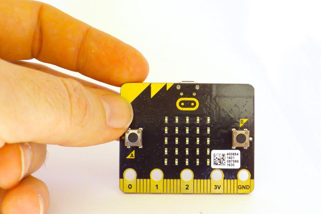 1. Hva er BBC Micro:bit og hvordan programmeres den? BBC Micro:bit er en liten mikrokontroller som inneholder en rekke innebygde sensorer, knapper og LED lamper.