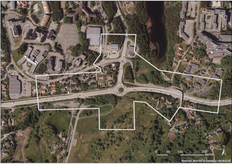 OMRÅDEBESKRIVELSE Sandslikrysset ligger i Flyplassvegen, en 4-felts motorvei mellom Bergen sentrum og flyplassen på Flesland.