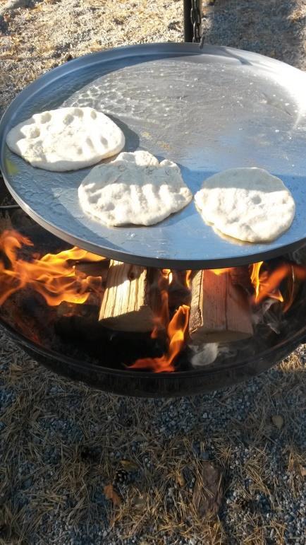 Polarbrød på bålpannen. Vi fikk besøk av Flekk. Bilder av tennene våre. barna kjente igjen hverandres tenner og sammenligne. Vi har brukt sanger og regler knyttet til tannhelse og kosthold.