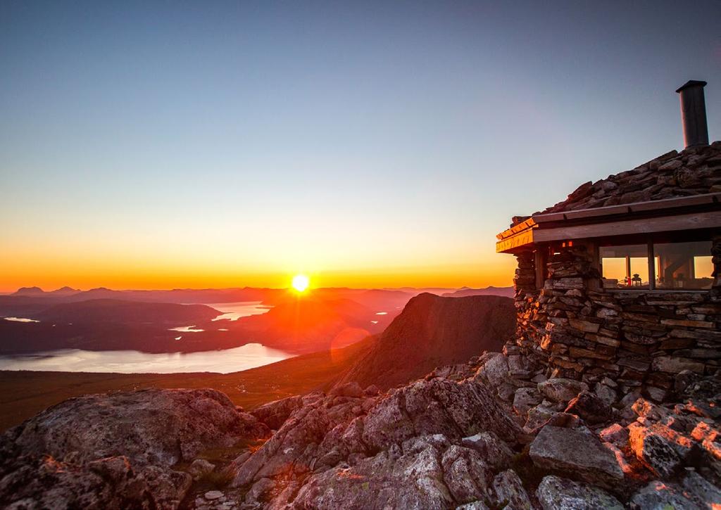 Bildetekst motiv Foto: Navnet på fotografen 29 30 31 Nyttårsdag 1. Remmemstind, Ytstetind og Brustind speiler seg i Søråsvatnet, Vestnes.