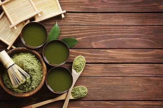 RÉPONSE YEUX EN SYMBOLSK INGREDIENS: MATCHA TE En sensasjon i den sunne matbevegelsen - matcha te har nå tilhengere langt utenfor Japan, og dens unike